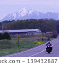 Motorcycles riding with the Yatsugatake Mountains in the background 139432887