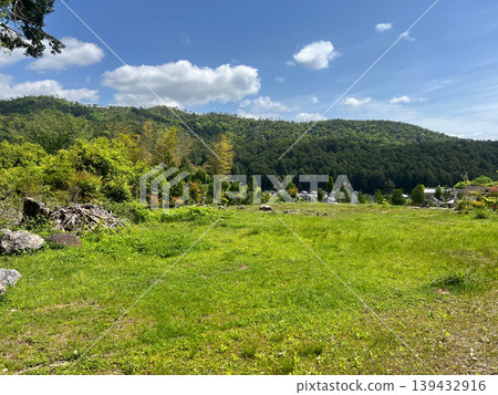 藍天白雲,綠意盎然的山村景色 藍天白雲,綠意盎然的山村景色 139432916