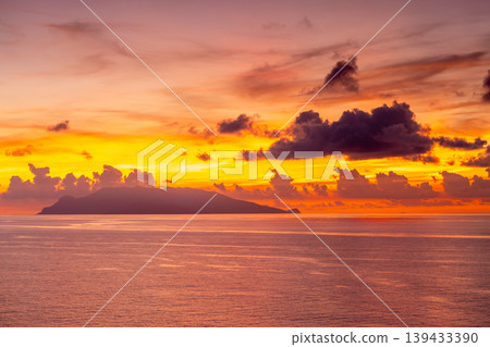 從屋久島眺望口之良部島的日落（夏季） 139433390