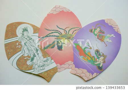 佛教追悼儀式上散落的紙花瓣 佛教追悼儀式上散落的紙花瓣 139433653