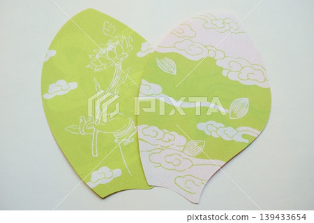 追思會上散落著紙花瓣。 追思會上散落著紙花瓣。 139433654