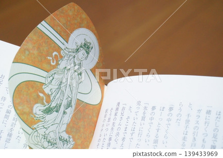 Paper flower petals used as bookmarks (6) Paper flower petals used as bookmarks (6) 139433969
