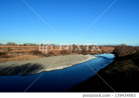The Arakawa River and its riverbed in the dead of winter, where there is absolutely no sign of human presence. The Arakawa River and its riverbed in the dead of winter, where there is absolutely no sign of human presence. 139434063
