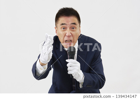 一位候選人在白色背景前發表熱情演說。 139434147