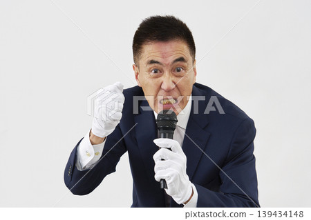 一位候選人在白色背景前發表熱情演說。 139434148
