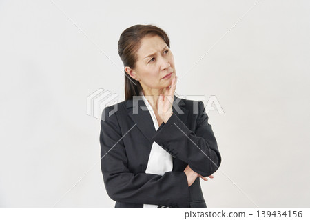 患有白色背景的女人 139434156