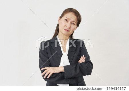 患有白色背景的女人 139434157