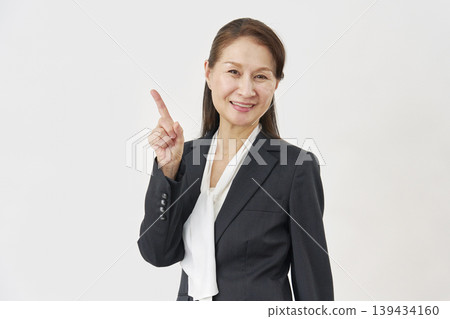在白色背景上指向左邊的女人 139434160