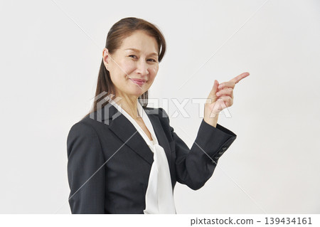 在白色背景上指向右邊的女人 139434161