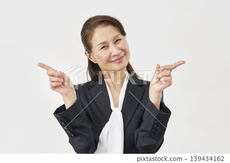 白色背景上的女子向左和向右指著 139434162