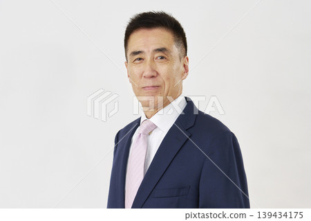白色背景上的微笑商人 139434175