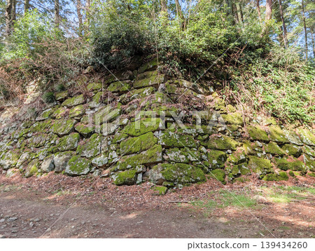 Stone walls of the castle tower base at the Azuchi Castle ruins in Omihachiman City, Shiga Prefecture Stone walls of the castle tower base at the Azuchi Castle ruins in Omihachiman City, Shiga Prefecture 139434260