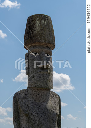 南三陸摩艾石像群的景象，充滿了對地震災後重建的祈禱，背景是蔚藍的天空。 139434322