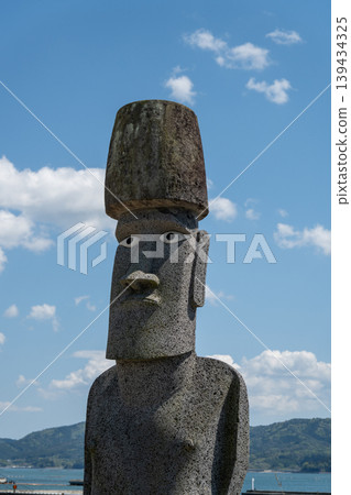 南三陸摩艾石像群的景象，充滿了對地震災後重建的祈禱，背景是蔚藍的天空。 139434325