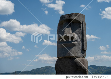 南三陸摩艾石像群的景象,充滿了對地震災後重建的祈禱,背景是蔚藍的天空。 南三陸摩艾石像群的景象,充滿了對地震災後重建的祈禱,背景是蔚藍的天空。 139434328