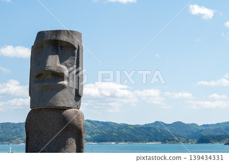 南三陸摩艾石像群的景象,充滿了對地震災後重建的祈禱,背景是蔚藍的天空。 南三陸摩艾石像群的景象,充滿了對地震災後重建的祈禱,背景是蔚藍的天空。 139434331