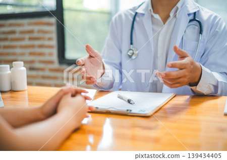 Doctors are inquiring about the patient's symptoms, notifying the results of the physical examination, and recommending treatment and health care. Doctors are inquiring about the patient's symptoms, notifying the results of the physical examination, and recommending treatment and health care. 139434405