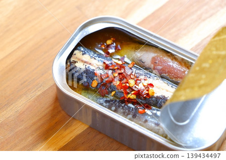 油浸沙丁魚-用橄欖油醃製的新鮮沙丁魚 油浸沙丁魚-用橄欖油醃製的新鮮沙丁魚 139434497