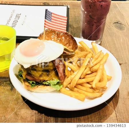 大量高熱量食物,極致的頹廢和垃圾食品,讓人失去理智:簡直是胃的惡夢。 大量高熱量食物,極致的頹廢和垃圾食品,讓人失去理智:簡直是胃的惡夢。 139434613