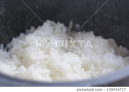 新鮮烹調、熱氣騰騰的米飯 新鮮烹調、熱氣騰騰的米飯 139434717