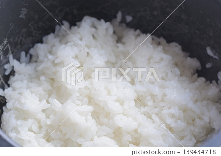 新鮮烹調、熱氣騰騰的米飯 新鮮烹調、熱氣騰騰的米飯 139434718