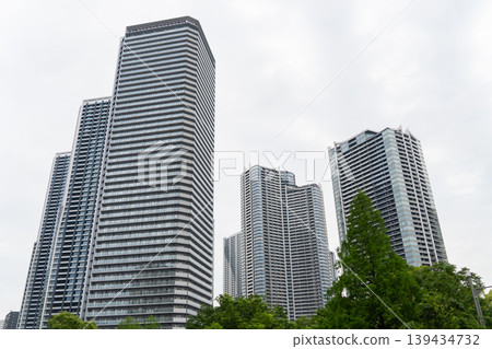 仰望城市景觀，可以看到林立著高聳的公寓大樓。 139434732