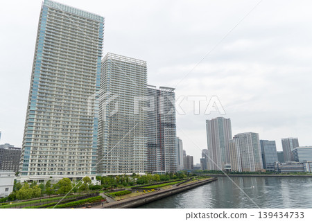 沿著運河和濱水城市景觀而建的高層公寓大樓 沿著運河和濱水城市景觀而建的高層公寓大樓 139434733