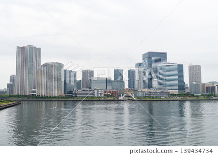 城市天際線延伸至水面之上，景色壯麗。 139434734
