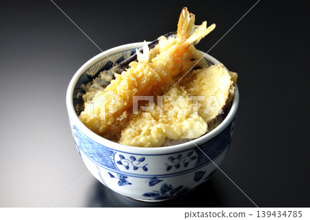 一碗天婦羅飯,單獨以黑色背景拍攝。 一碗天婦羅飯,單獨以黑色背景拍攝。 139434785
