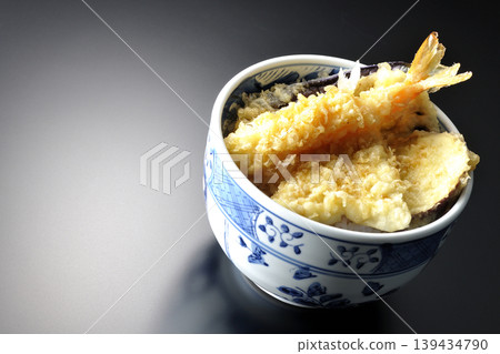 一碗天婦羅飯,單獨以黑色背景拍攝。 一碗天婦羅飯,單獨以黑色背景拍攝。 139434790