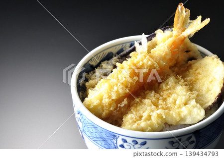 一碗天婦羅飯,單獨以黑色背景拍攝。 一碗天婦羅飯,單獨以黑色背景拍攝。 139434793