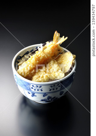 一碗天婦羅飯,單獨以黑色背景拍攝。 一碗天婦羅飯,單獨以黑色背景拍攝。 139434797