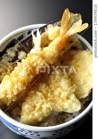一碗天婦羅飯,單獨以黑色背景拍攝。 一碗天婦羅飯,單獨以黑色背景拍攝。 139434818