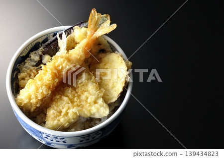 一碗天婦羅飯,單獨以黑色背景拍攝。 一碗天婦羅飯,單獨以黑色背景拍攝。 139434823