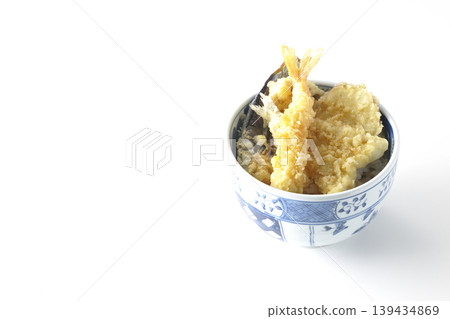 單獨拍攝的天婦羅飯碗,背景為白色。 單獨拍攝的天婦羅飯碗,背景為白色。 139434869