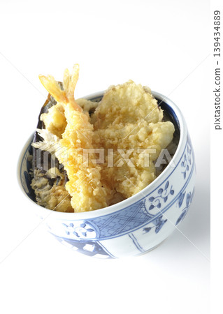 單獨拍攝的天婦羅飯碗,背景為白色。 單獨拍攝的天婦羅飯碗,背景為白色。 139434889