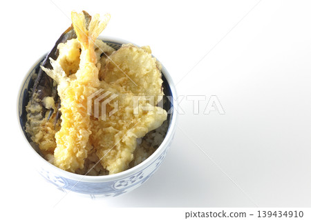 單獨拍攝的天婦羅飯碗,背景為白色。 單獨拍攝的天婦羅飯碗,背景為白色。 139434910
