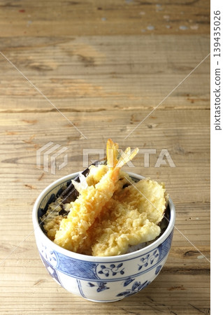米飯和油炸魚碗 139435026