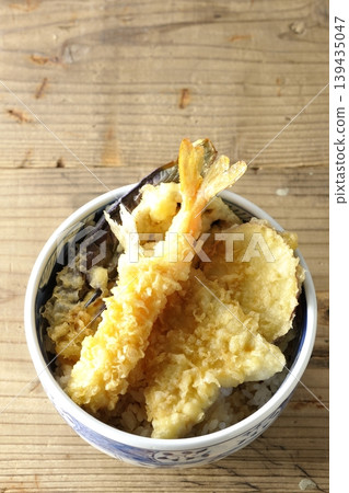 米飯和油炸魚碗 米飯和油炸魚碗 139435047