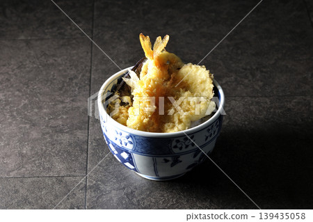 米飯和油炸魚碗 139435058