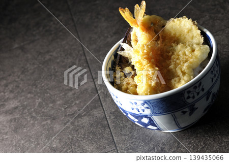 米飯和油炸魚碗 米飯和油炸魚碗 139435066