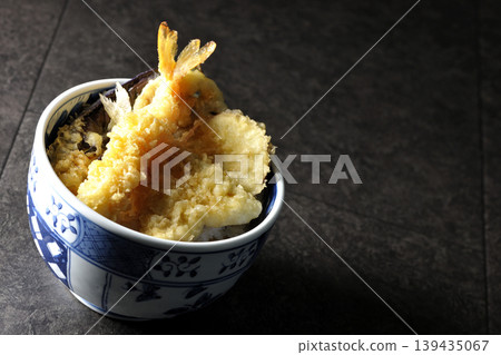 米飯和油炸魚碗 139435067