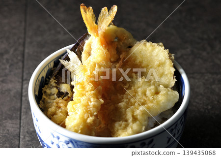米飯和油炸魚碗 139435068
