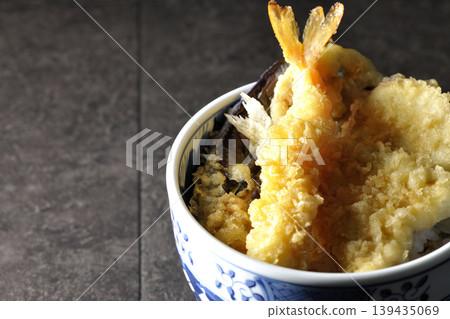 米飯和油炸魚碗 139435069