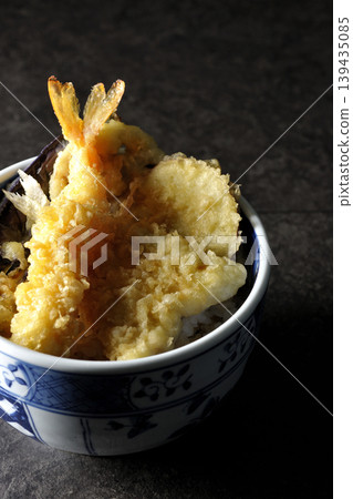 米飯和油炸魚碗 139435085