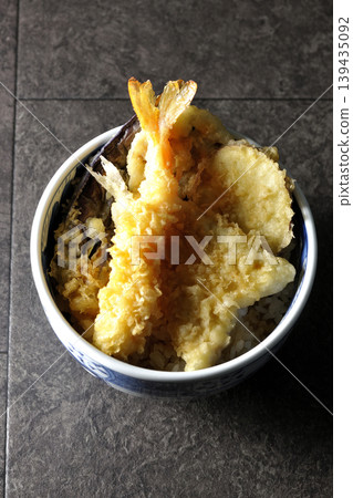 米飯和油炸魚碗 米飯和油炸魚碗 139435092