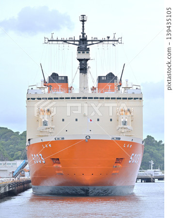 The icebreaker "Shirase" is docked at Hemi Pier in Yokosuka. The icebreaker "Shirase" is docked at Hemi Pier in Yokosuka. 139435105