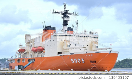 The icebreaker "Shirase" is docked at Hemi Pier in Yokosuka. The icebreaker "Shirase" is docked at Hemi Pier in Yokosuka. 139435107