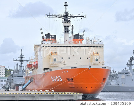The icebreaker "Shirase" is docked at Hemi Pier in Yokosuka. The icebreaker "Shirase" is docked at Hemi Pier in Yokosuka. 139435109