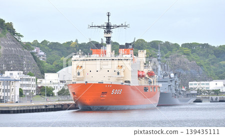 The icebreaker "Shirase" is docked at Hemi Pier in Yokosuka. The icebreaker "Shirase" is docked at Hemi Pier in Yokosuka. 139435111